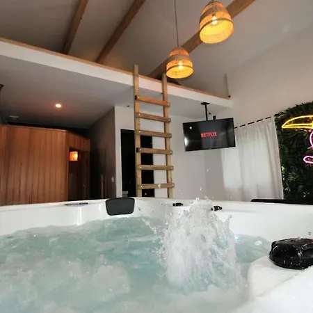 The Jungle : Tiny House & *